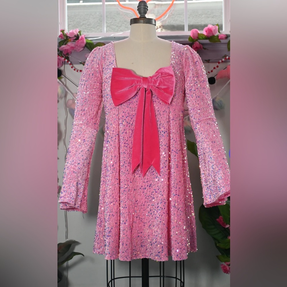 PRISCILLA 60'S BELL SLEEVE SEQUIN VELVET MINI DRESS IN PINK